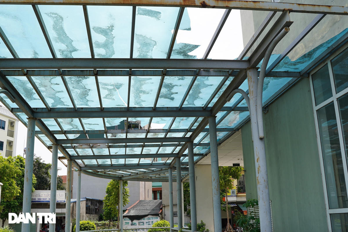 Hệ thống mái che trước sảnh và đường dẫn xuống hầm tòa nhà bị vỡ kính, thủng nhiều chỗ.