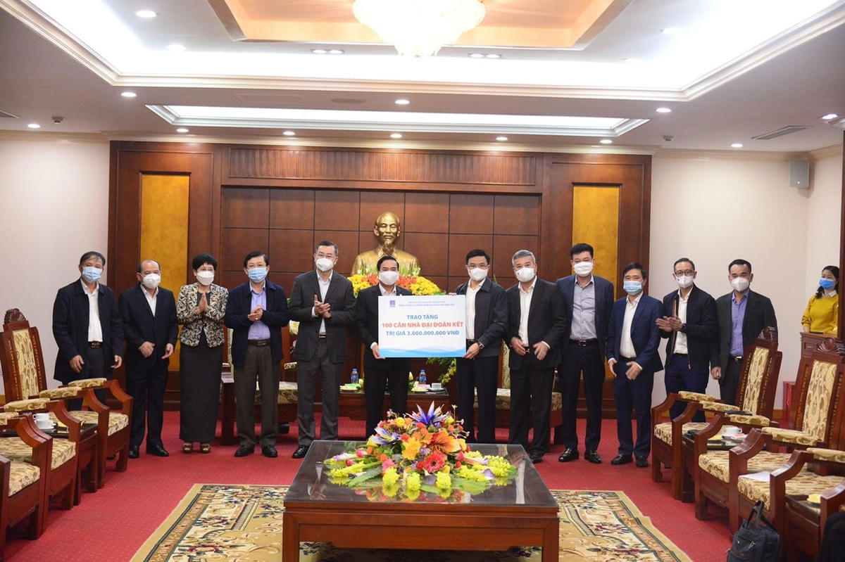 Đoàn công tác trao 100 căn nhà Đại đoàn kết cho Ủy ban MTTQ Việt Nam tỉnh Hòa Bình.