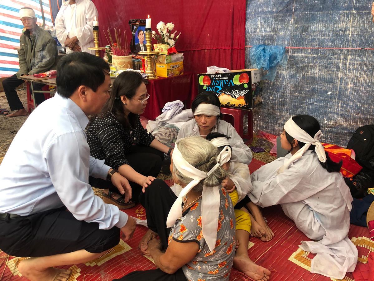 Phó Chủ tịch - Tổng Thư ký Hầu A Lềnh chia buồn với gia đình có người tử nạn.