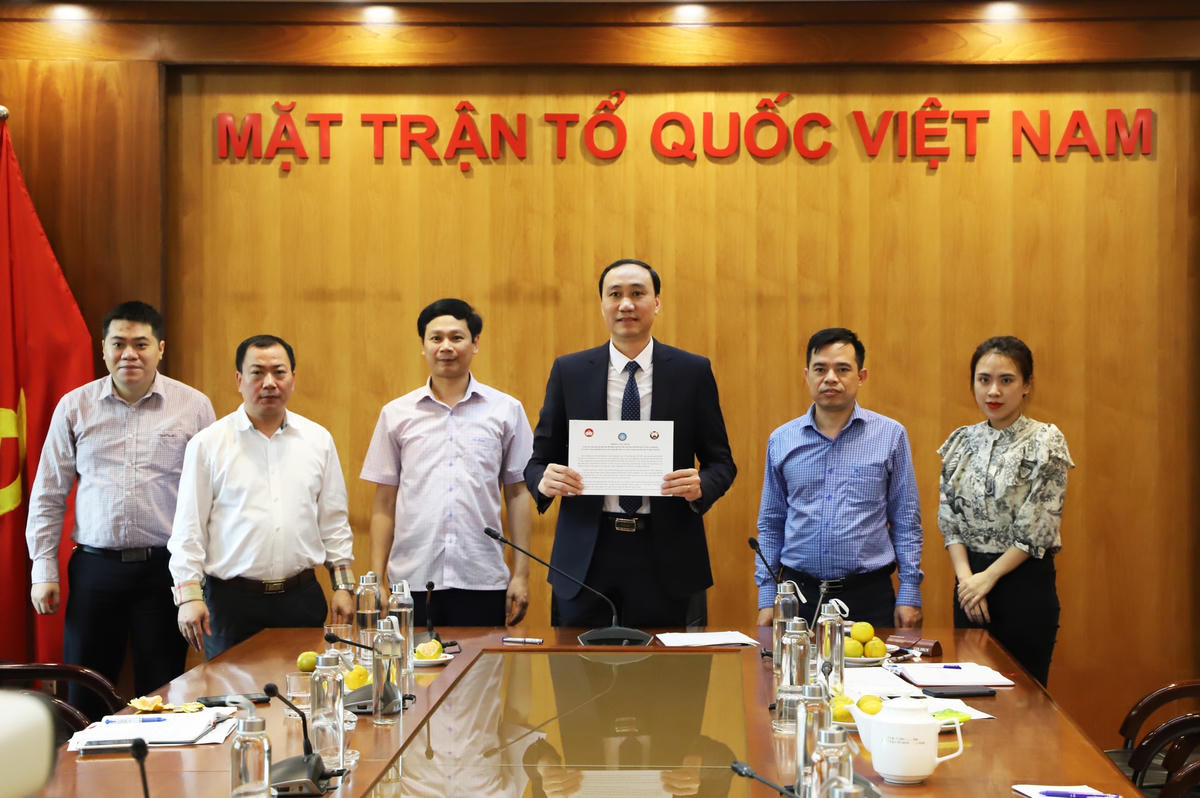 Phó Chủ tịch Phùng Khánh Tài ký Thông cáo chung về kết quả cuộc họp.