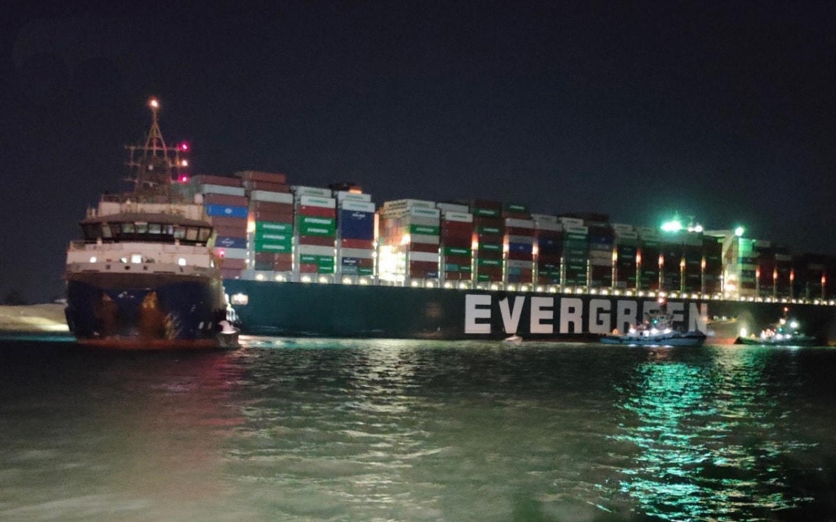 Vụ tàu mắc kẹt tại kênh đào Suez: Ai Cập đòi bồi thường hơn một tỷ USD