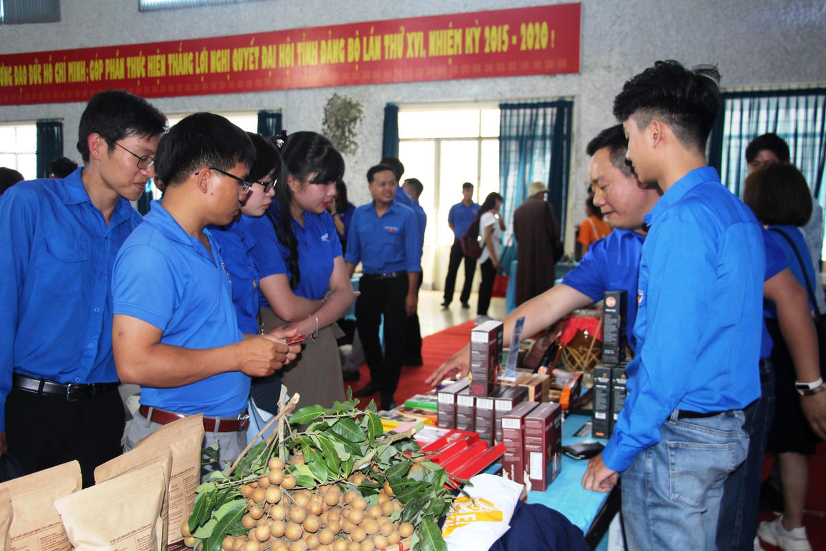  Đoàn viên thanh niên các đơn vị, tham quan gian hang khởi nghiệp. 
