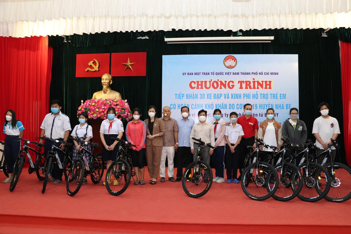Trao tặng xe đạp cho các em tại buổi lễ.