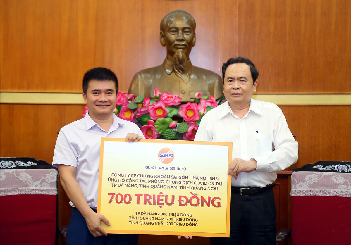 Chủ tịch Trần Thanh Mẫn tiếp nhận ủng hộ từ Công ty cổ phần Chứng khoán Sài Gòn - Hà Nội (SHS). Ảnh: Kỳ Anh.