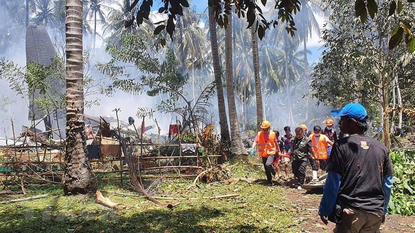 Nhân viên cứu hộ làm nhiệm vụ tại hiện trường vụ máy bay rơi gần sân bay trên đảo Jolo, Sulu, Philippines ngày 4/7/2021. (Ảnh: AFP/TTXVN).