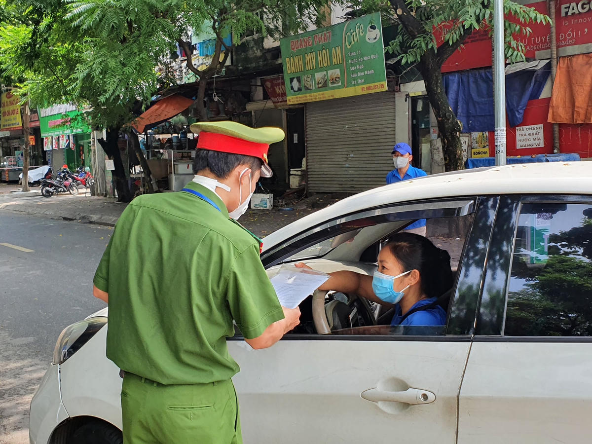 Đối với những người đi thuê trọ phải có giấy trạm trú, tạm vắng. Đối với người lạ sẽ phải xuất trình CMT/CCCD và khai báo y tế, thực hiện nghiêm nguyên tắc 5K.