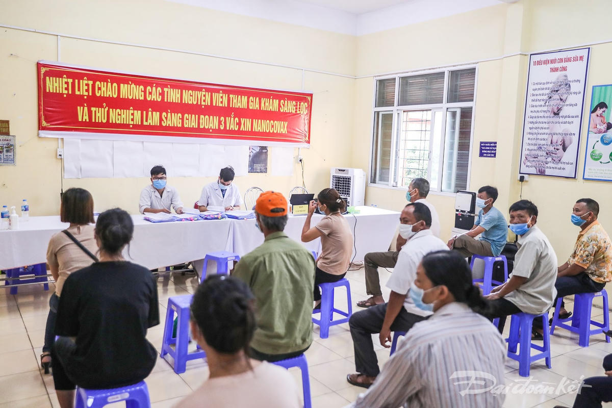  Người dân ở các địa phương đến Trung tâm y tế huyện Văn Lâm, Hưng Yên được chia theo các khung giờ khác nhau, đảm bảo không tập trung đông người, không có sự quá tải. Ảnh: Quang Vinh. 