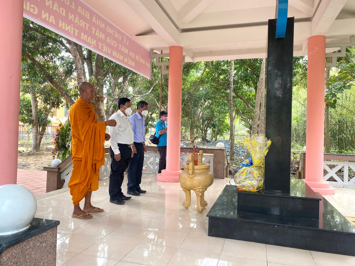 Đoàn công tác của Ủy ban MTTQ Việt Nam tỉnh An Giang viếng nhà bia lưu niệm địa điểm ra mắt của Mặt trận dân tộc giải phóng miền Nam Việt Nam tỉnh An Giang.