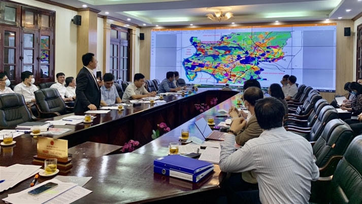 Cuộc họp của Ban Cán sự Đảng UBND tỉnh, lãnh đạo UBND tỉnh Hải Dương về phương án ý tưởng quy hoạch và đề xuất chủ trương đầu tư dự án tôn tạo Hồ Thanh Long. Ảnh: Haiduong.gov.vn.