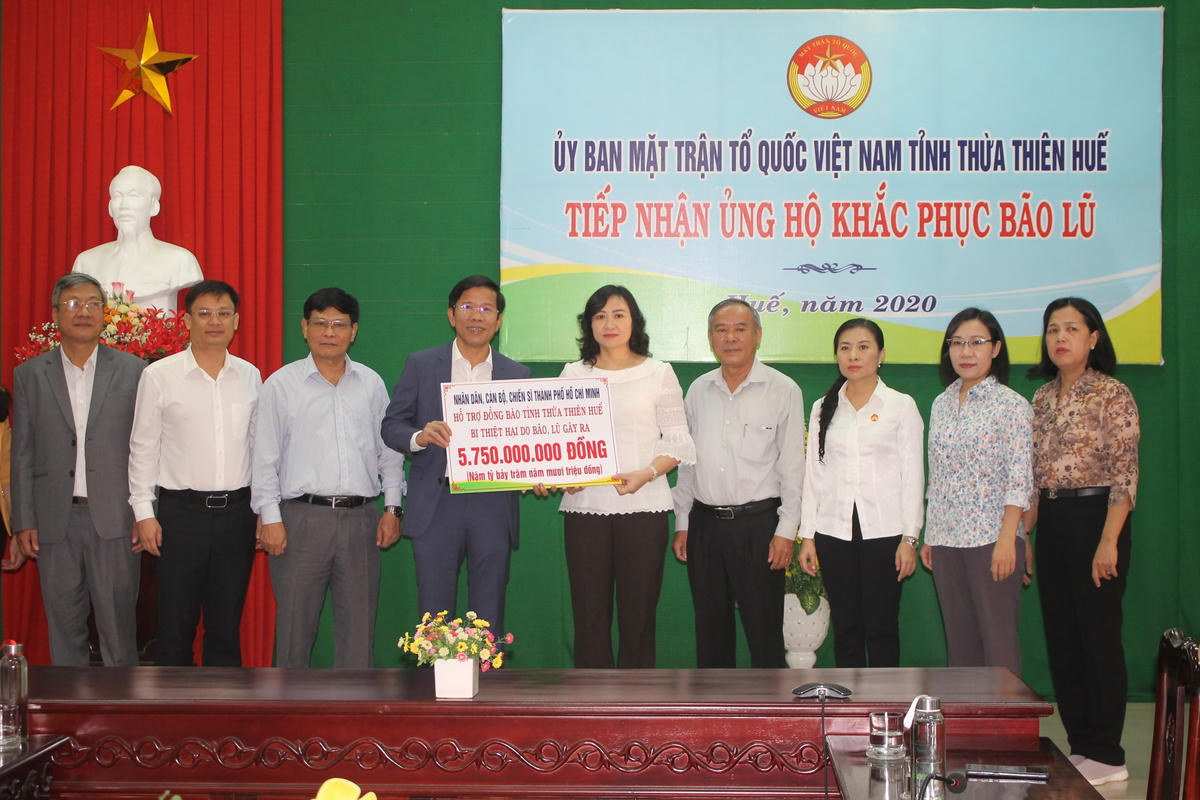 Đoàn TP Hồ Chí Minh trao tiền ủng hộ đồng bào Thừa Thiên-Huế.  
