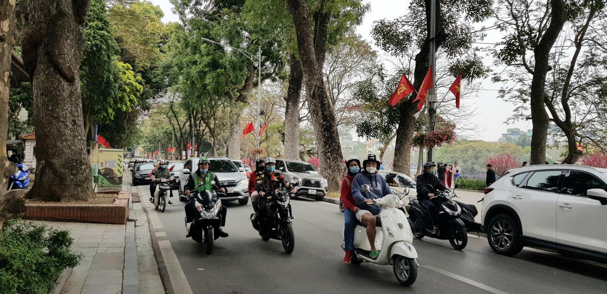 Các tuyến phố quanh khu vực Hồ Gươm nhộn nhịp trở lại.