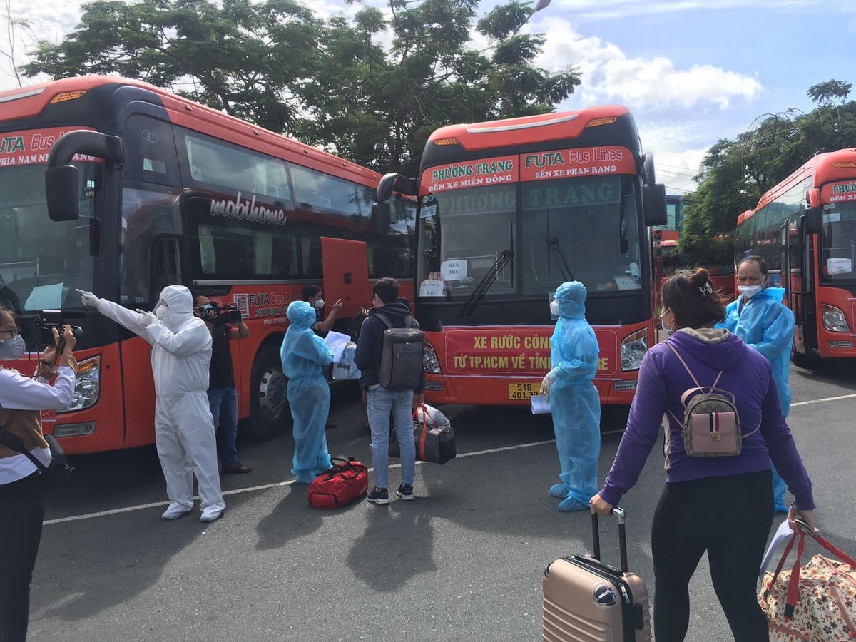 Xe đưa đón người dân Bến Tre từ TP HCM về quê tránh dịch vào tháng 7/2021.