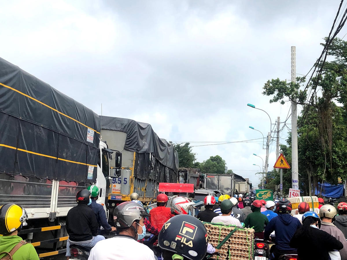 Nhiều người tập trung ở giáp ranh Long An và TP HCM.