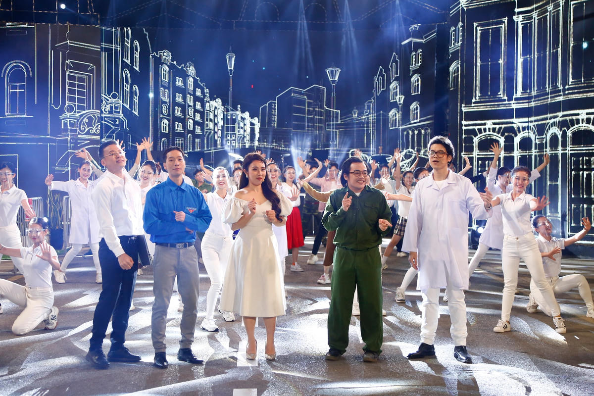 Tiết mục nhạc kịch "Phía sau rào chắn".