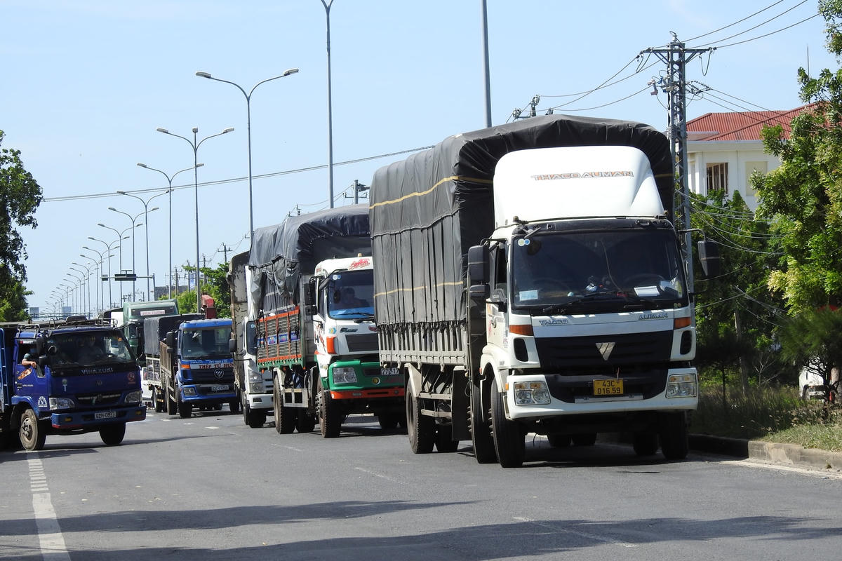 Ô tô bị dồn ứ tại chốt kiểm soát phòng, chống dịch Covid-19 QL1A cửa ngõ phía Nam Đà Nẵng. Ảnh Thanh Tùng.