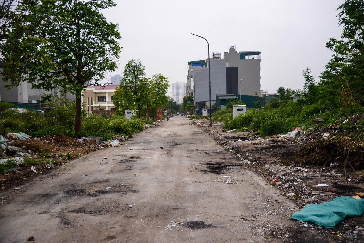Tuy nhiên, chính những người dân ở đây cũng không biết số lượng rác thải phế liệu này đến từ đâu. ‘’Cứ đêm đến, tầm 11-12h đêm, hết ô tô lại đến xe máy đến khu này đổ trộm rác. Mà người ta cũng che biển nên mình cũng không tìm ra được là đâu’’ – Anh H.T.V. chia sẻ.Để xử lý tình trạng rác thải ùn ứ, nhiều dân cư còn sử dụng biện pháp đốt rác gây ô nhiễm môi trường. 