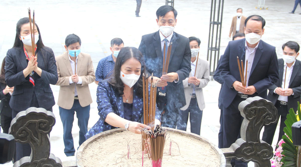 Phó Chủ tịch nước Võ Thị Ánh Xuân cùng các thành viên trong đoàn công tác dâng hương tại Nghĩa trang liệt sĩ Quốc gia Trường Sơn.