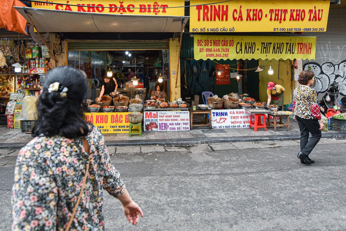 Khu chợ nhỏ nằm ở ngã tư Hàng Bè - Cầu Gỗ (Hà Nội)  nổi tiếng với những hàng cá kho ngon.