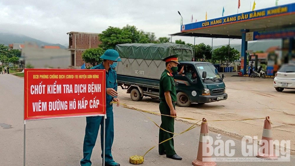 BCĐ phòng, chống dịch Covid-19 huyện Sơn Động (Bắc Giang) lập chốt kiểm tra, phòng dịch tại địa phận xã Yên Định. (Ảnh: Báo Bắc Giang).