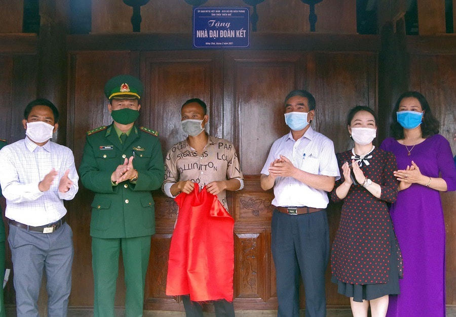 Uỷ ban MTTQ Việt Nam tỉnh Thừa Thiên – Huế cùng BĐBP tỉnh này trao nhà Đại đoàn kết cho gia đình anh Hồ Xuân Vội.