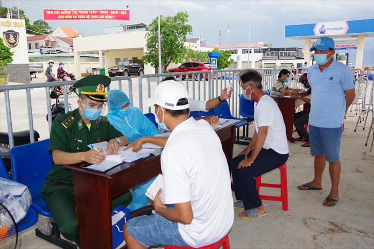 Ngư dân tại TP Vũng Tàu khai báo y tế sau khi lên bờ. Ảnh: V.D.