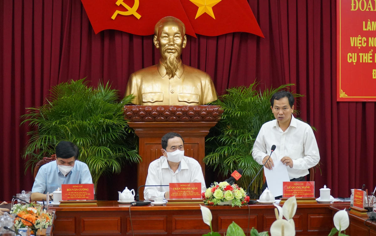 Ông Lê Quang Mạnh, Ủy viên Trung ương Đảng, Bí thư Thành ủy Cần Thơ báo cáo tại buổi làm việc.