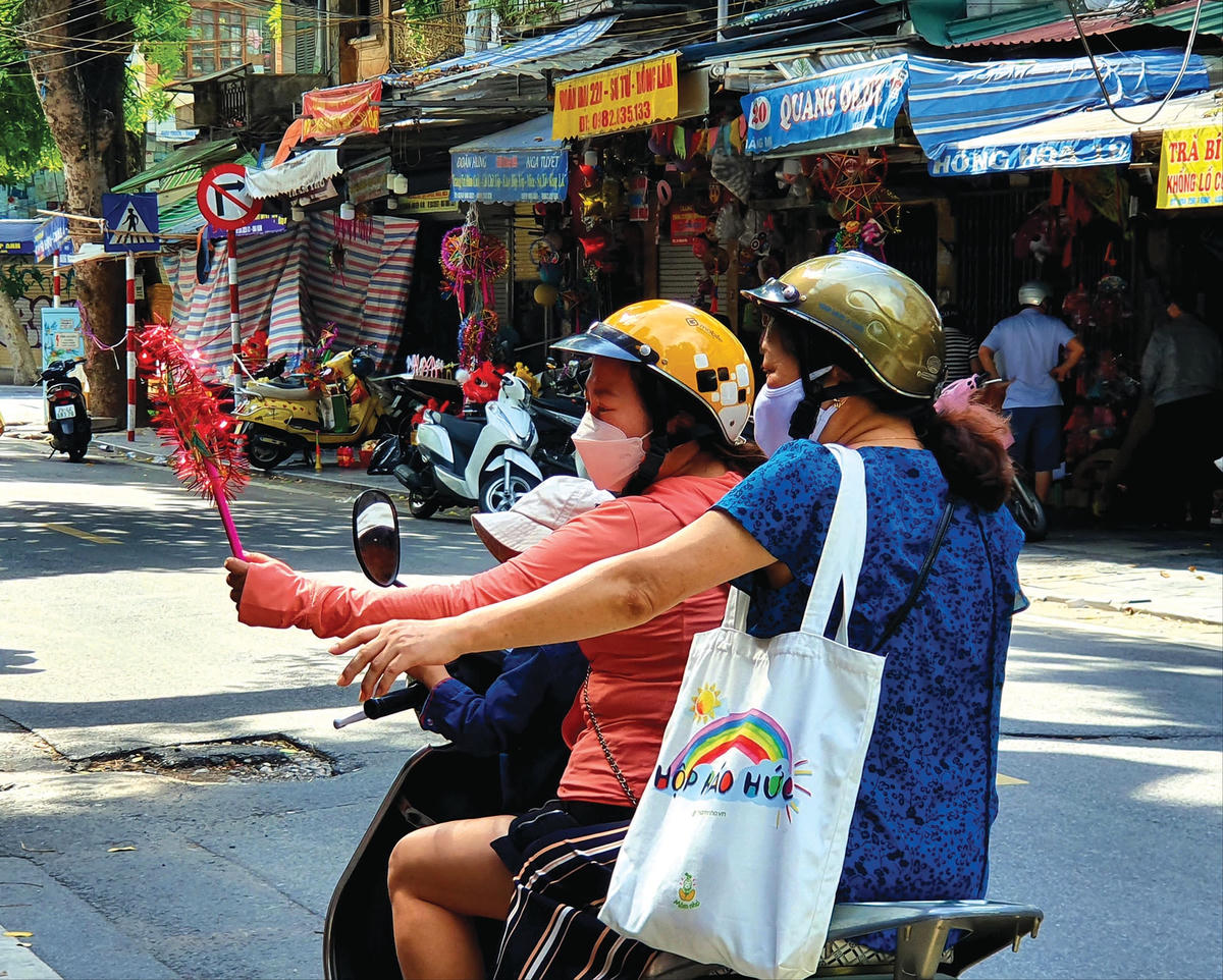 Rất ít người lên phố Hàng Mã sắm đồ chơi Trung thu.