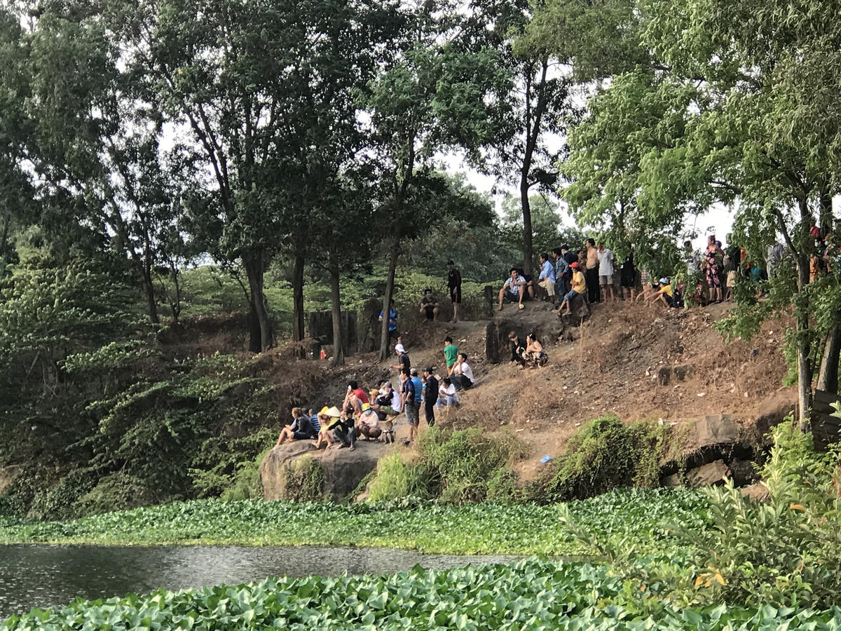 Người dân hiếu kỳ đang quan sát lực lượng cứu nạn, cứu hộ tìm kiếm nạn nhân - Ảnh: TL