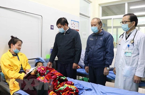 Lãnh đạo UBND huyện Lương Tài thăm hỏi sức khỏe cháu N.V.H tại Trung tâm Y tế huyện Lương Tài. (Ảnh: Thái Hùng/TTXVN).  