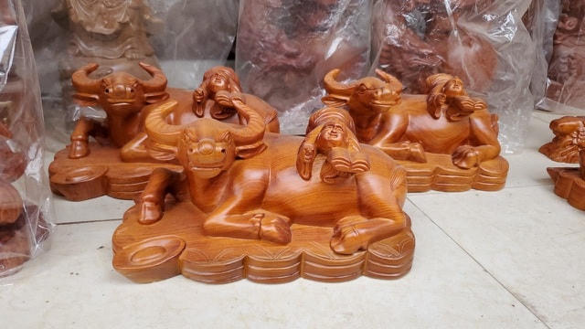 Những chú trâu gỗ đã hoàn thiện chờ khách.  