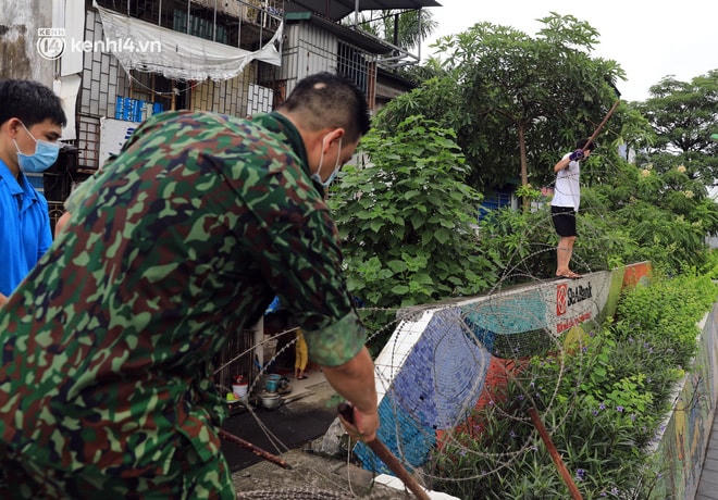 Ngoài ra tại các đường nhánh có cầu ra ngoài, việc rào lại cũng sẽ tránh tình trạng người đi ra vào. Nguồn: Kenh14.vn.