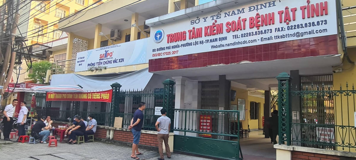 Người dân Nam Định nghe ngóng thông tin vụ khởi tố, bắt giam.