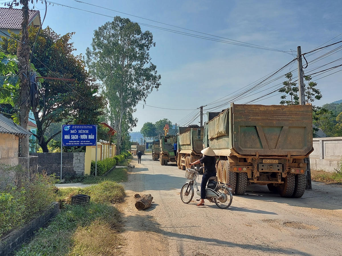 Gần 20 chiếc xe Howo 'xếp hàng' dài lên tới gần 1km.