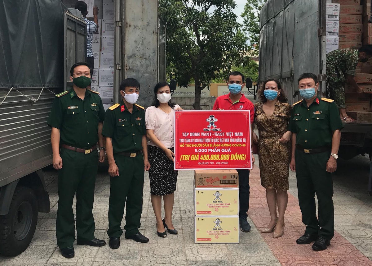 Đại diện tập đoàn Want Want Việt Nam (phải) trao tặng quà ủng hộ phòng, chống dịch Covid – 19 tại Quảng Trị.