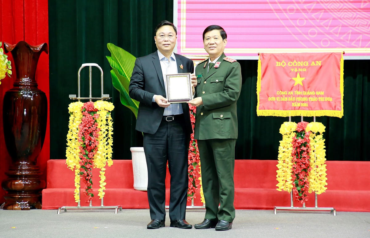 Thứ trưởng Nguyễn Văn Sơn trao Kỷ niệm chương cho Chủ tịch UBND tỉnh Quảng Nam Lê Trí Thanh.
