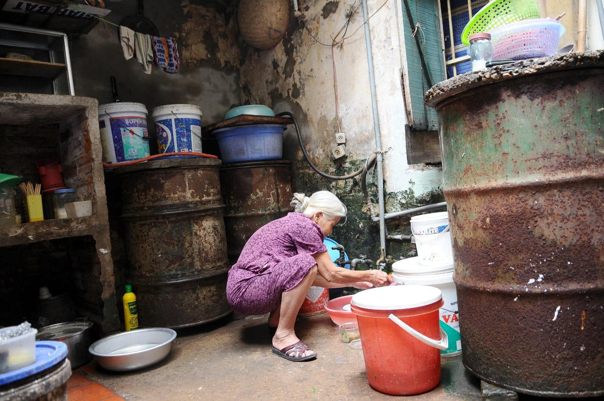 Có người cả đời sống trong không gian chật chội của phố cổ. Ảnh: Quang Vinh.