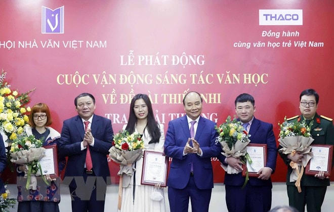 Chủ tịch nước Nguyễn Xuân Phúc trao giải thưởng cho các tác giả trẻ lần thứ nhất. Ảnh: TTXVN.