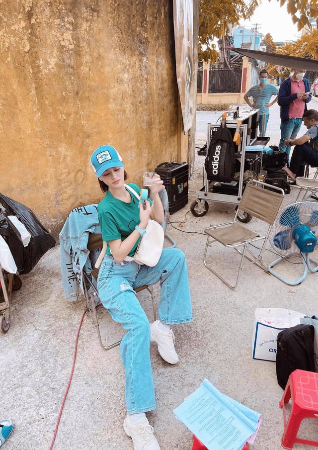 Nữ diễn viên không ngại cắt đi mái tóc dài nữ tính để phù hợp với vai diễn lần này. 