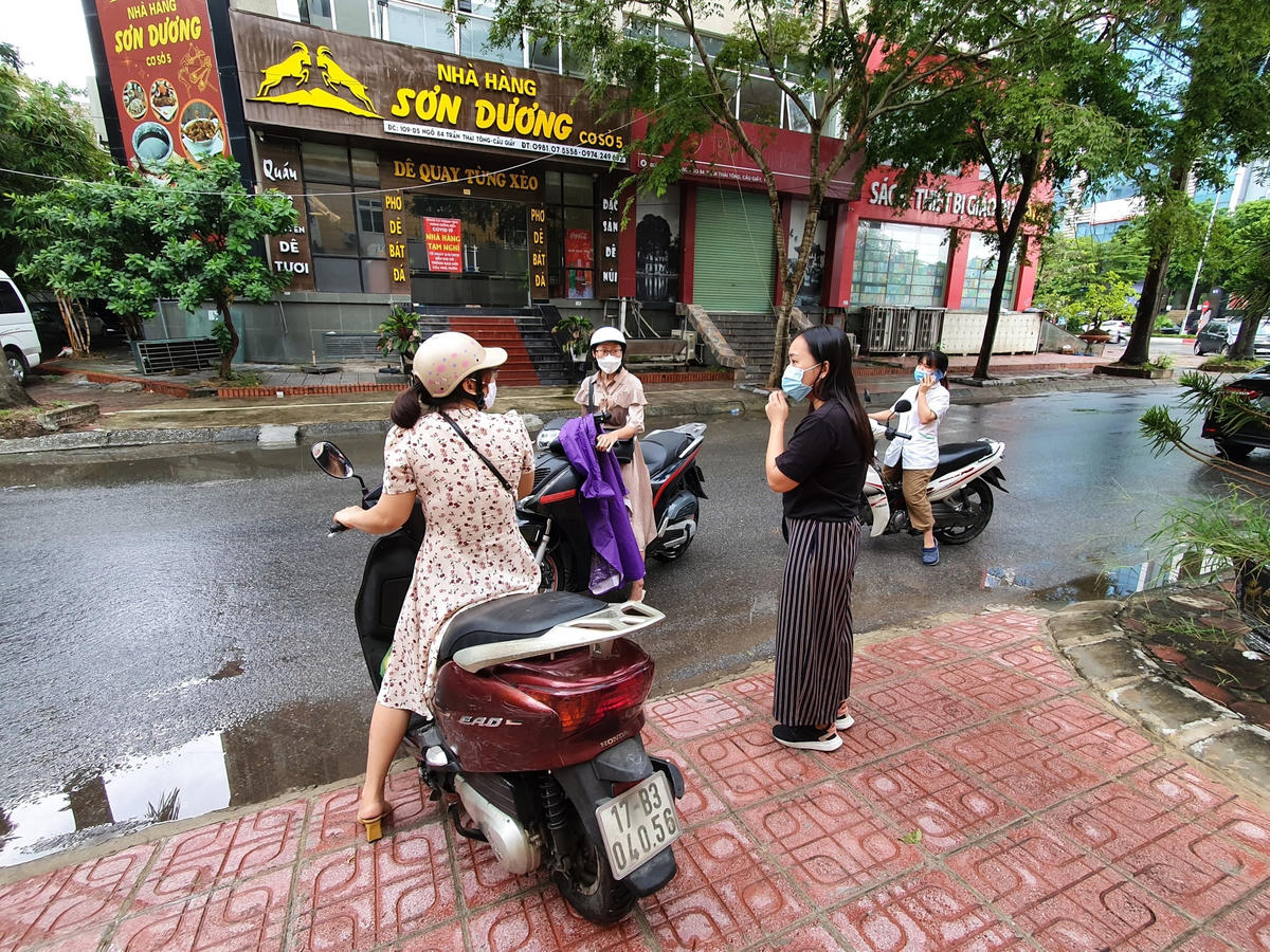 Nhiều người phải quay về, "bỏ cuộc" vì quá mệt mỏi trong khi hồ sơ chưa được xét duyệt.