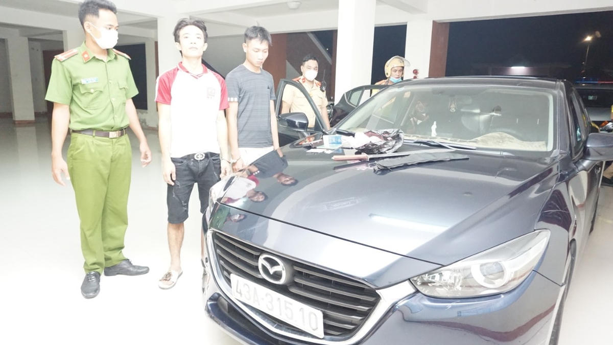 Lực lượng Công an bắt 2 đối tượng. (Ảnh CA cung cấp).