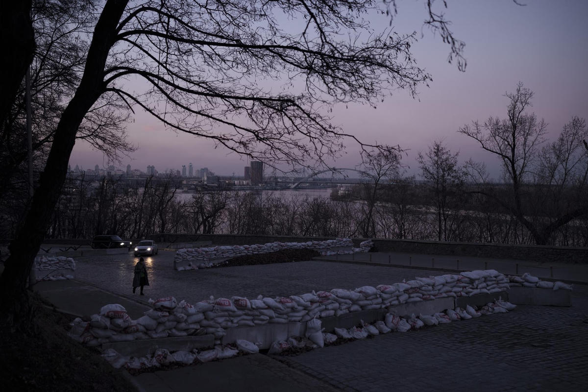 Hàng rào chắn một phần con đường lúc hoàng hôn ở Kyiv, Ukraine. Ảnh: AP.
