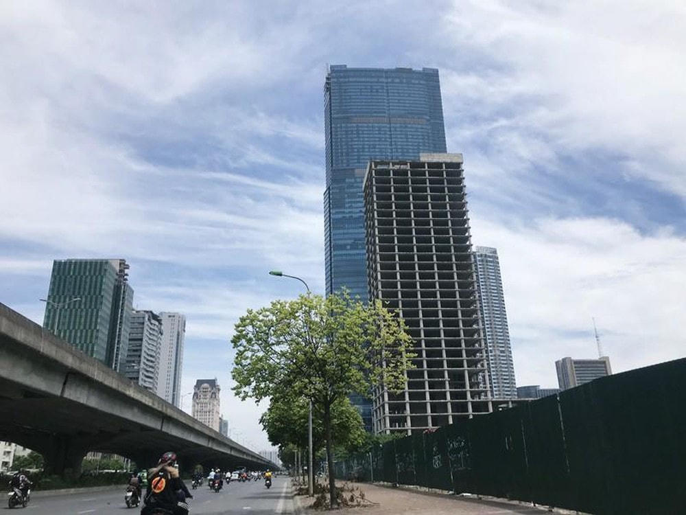 Toà tháp Vicem Tower bỏ hoang nhiều năm.