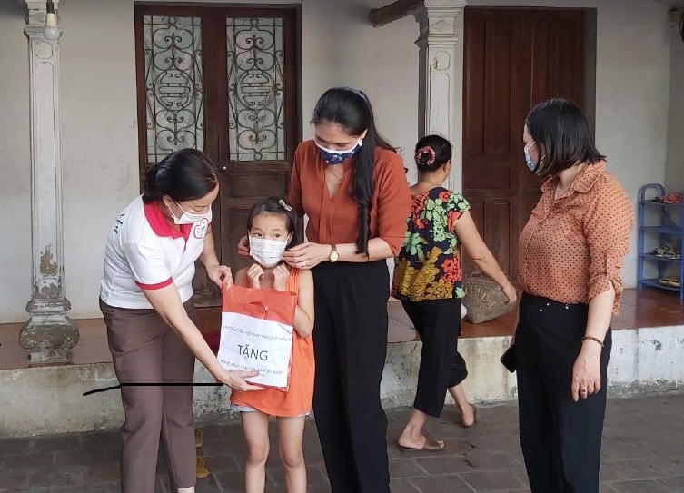 Ban Giám hiệu Trường Tiểu học Nam Phương Tiến A tặng quà Trung thu cho học sinh có hoàn cảnh khó khăn.
