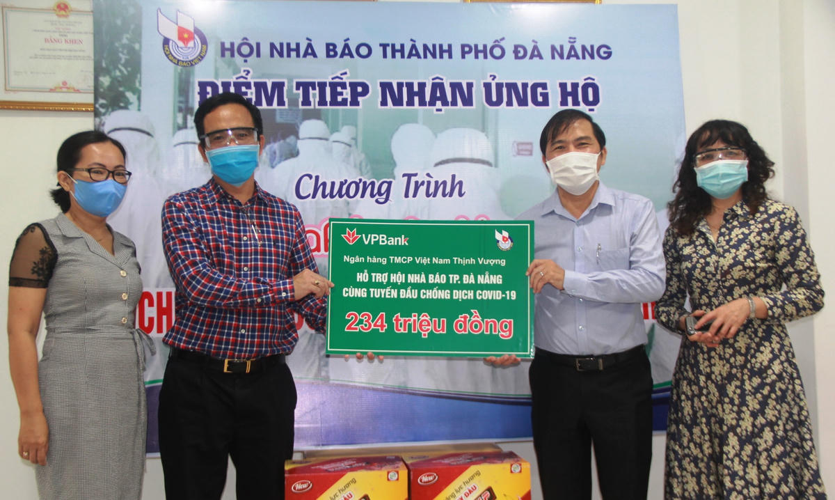 Chủ tịch Hội Nhà báo TP Đà Nẵng Nguyễn Đức Nam, tiếp nhận ủng hộ phòng, chống dịch Covid-19 từ doanh nghiệp. Ảnh Thanh Tùng.