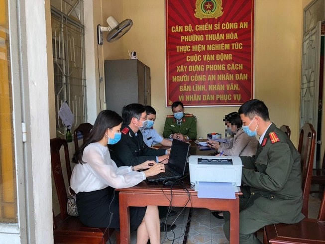 Cơ quan chức năng làm việc với bà O. (phía trong bên phải).