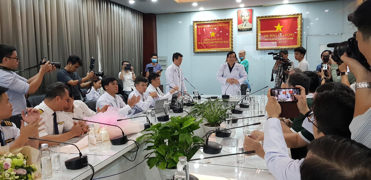 Lãnh đạo Bộ Y tế và Ban Giám đốc Bệnh viện tại buổi tiễn bệnh nhân xuất viện.