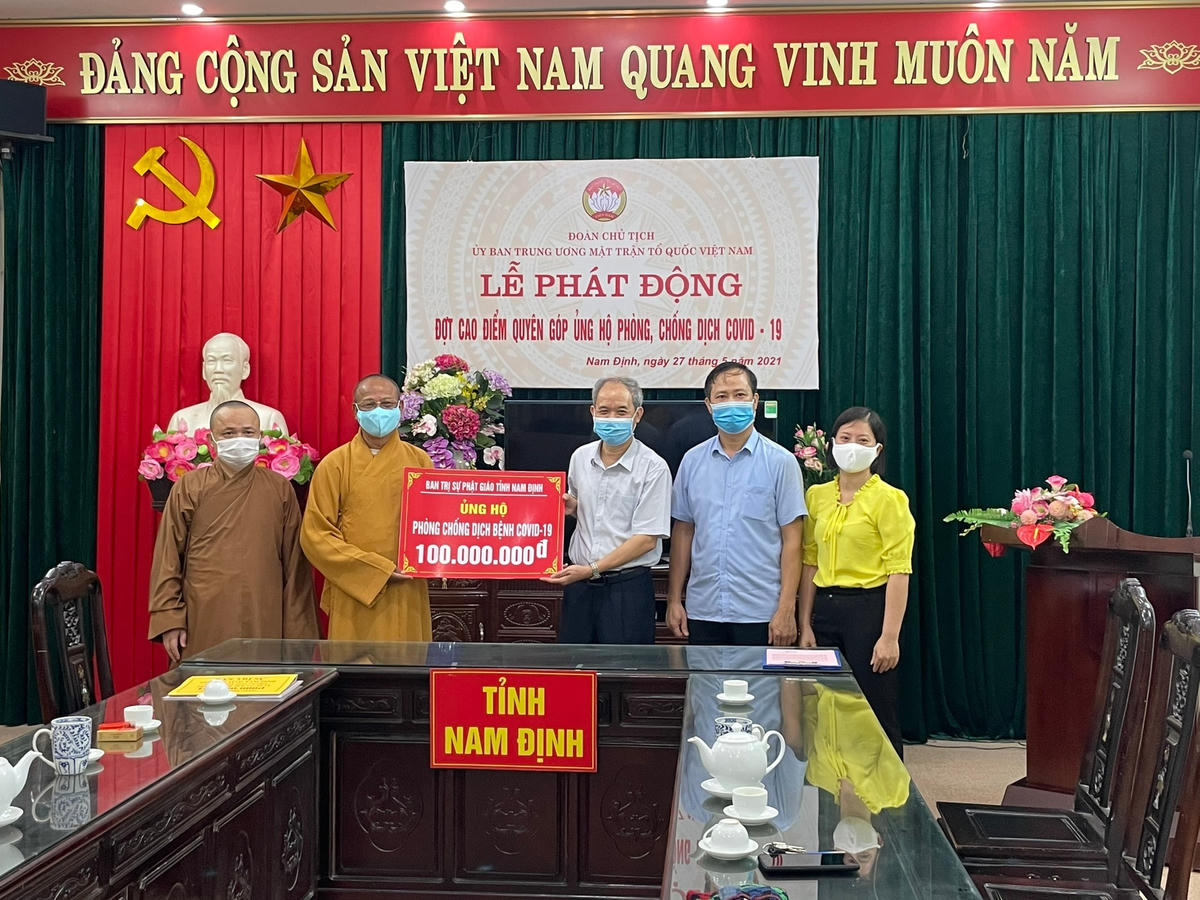 Thượng tọa Thích Quảng Hà, Trưởng ban Trị sự Giáo hội Phật giáo Việt Nam tỉnh Nam Định trao kinh phí ủng hộ phòng, chống dịch tới Chủ tịch Ủy ban MTTQ Việt Nam tỉnh Đoàn Văn Hùng.