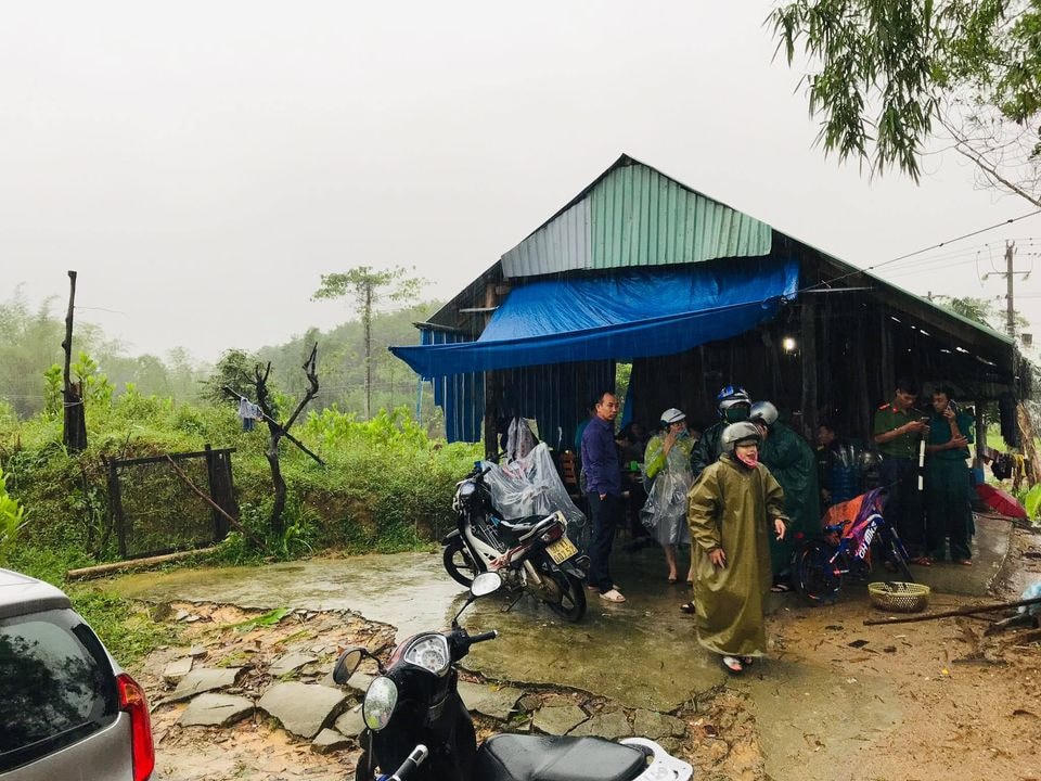 Nhiều người không lưu thông được do quốc lộ 40B bị chia cắt.