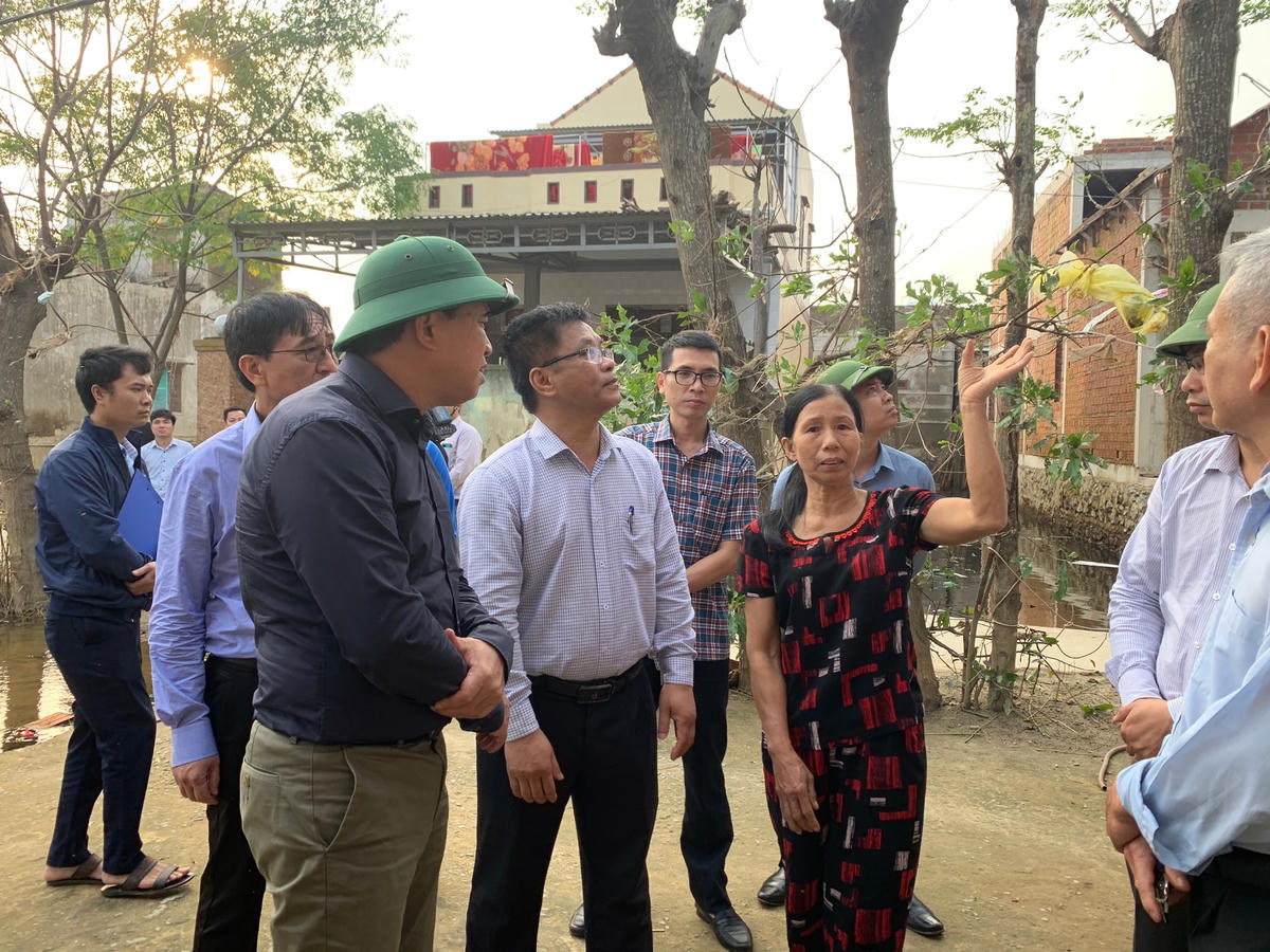 Đoàn công tác thăm nhà bà Bùi Thị Toan.