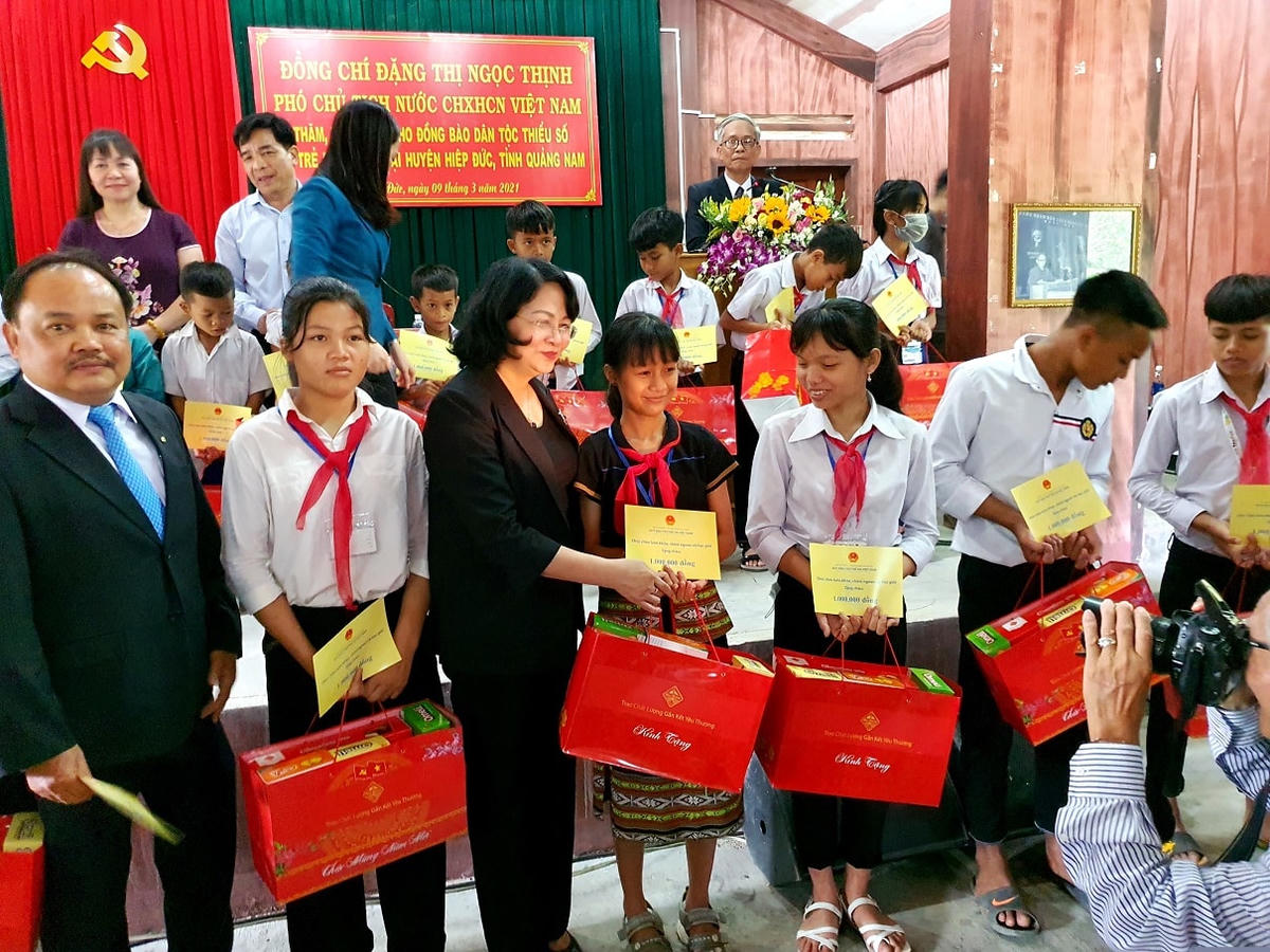 Phó Chủ tịch nước Đặng Thị Ngọc Thịnh tặng quà cho em cho học sinh ở huyện Hiệp Đức.